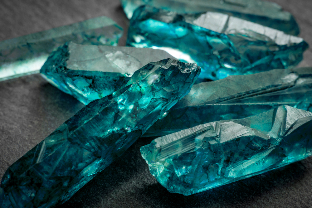 Acquamarina                                                 Aquamarines-and-raw-crystal-gems-concept-with-closeup-of-a-bunch-of-blue-uncut-aquamarine-topaz-or-t-792228910